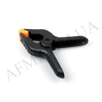 Затискач 4" для фіксації дисплейного комплекту в корпусі при установці вимагає склеювання